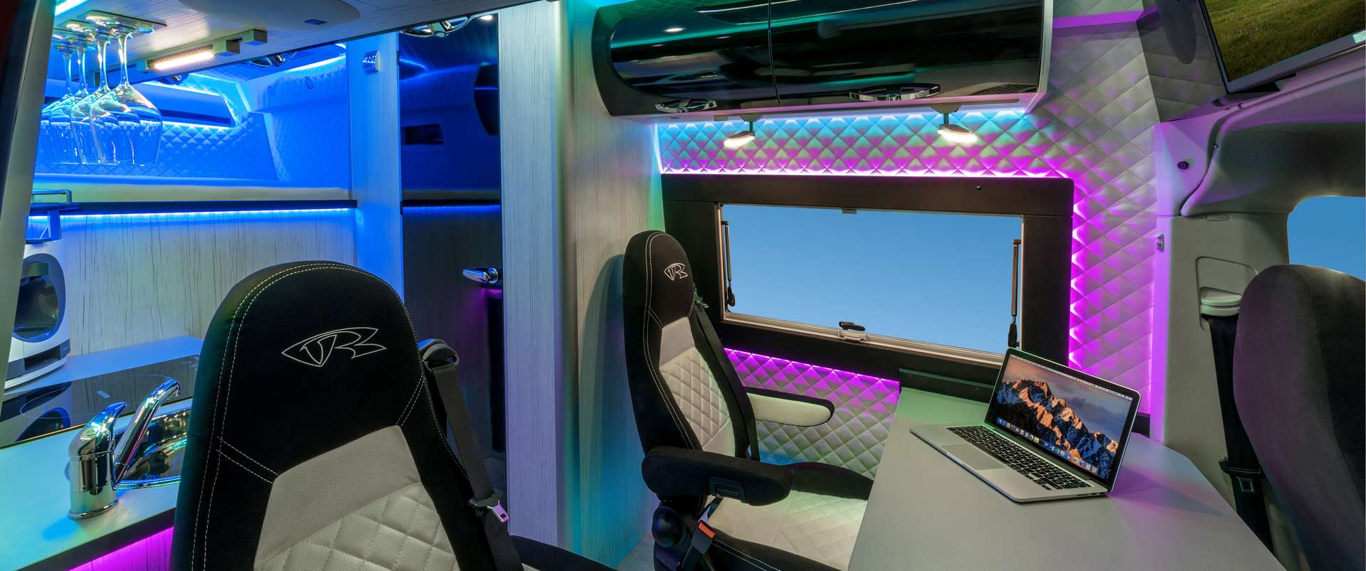 luxus motor szallito 2018 biwak egyedi lakoauto gyartas borito